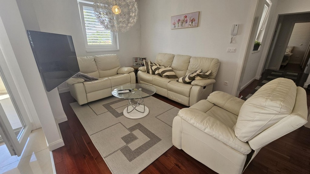 Vardagsrum av fastighet A3658 på ön Krk i Kroatien - Panorama Scouting.