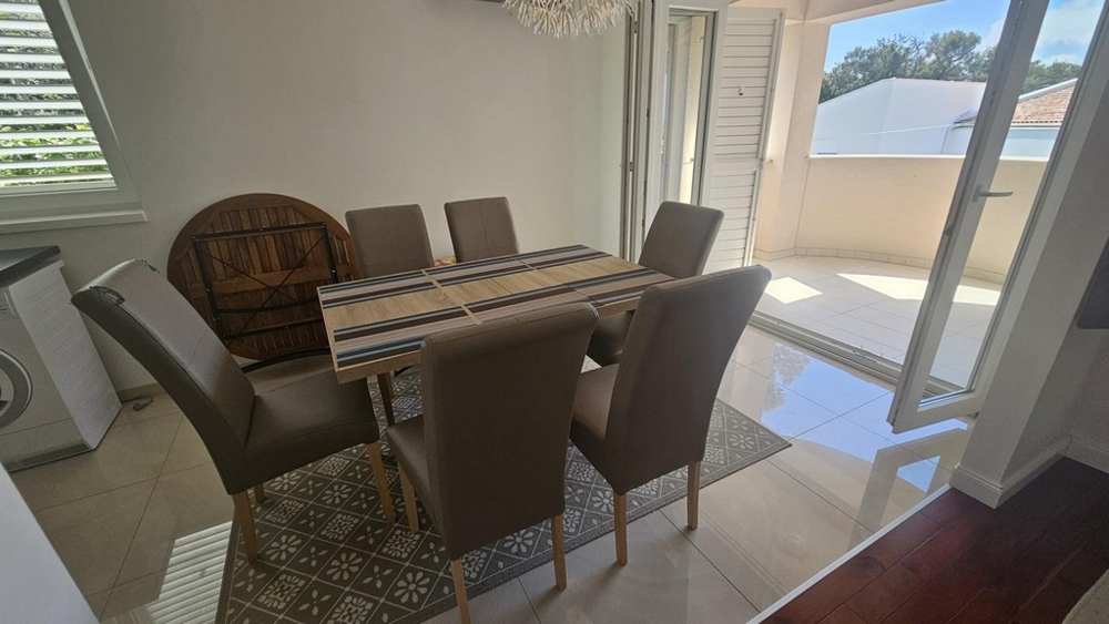 Matplats med utgång till balkong