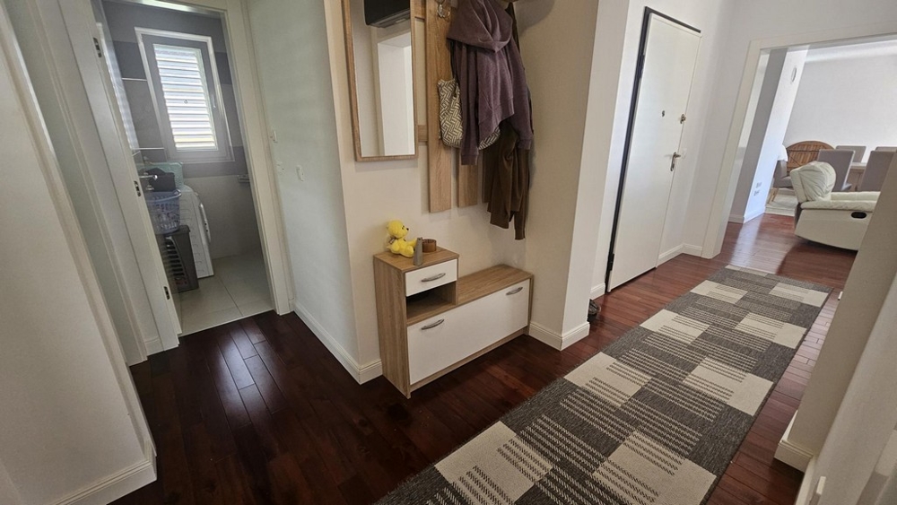 Hall med utsikt över badrum och vardagsrum