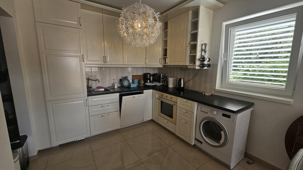 Utrustat kök med tvättmaskin