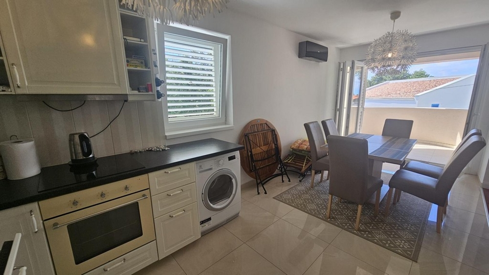 Kök och matplats med tillgång till balkong