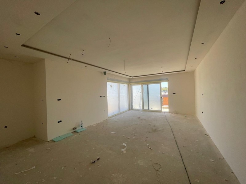 Vardagsrum med utgång till altan