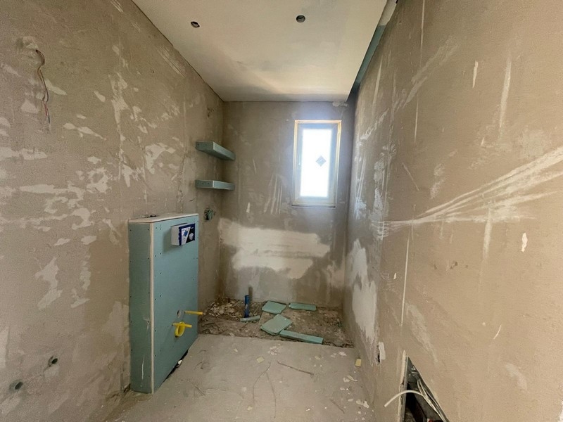 Badrum i skalskick med fönster