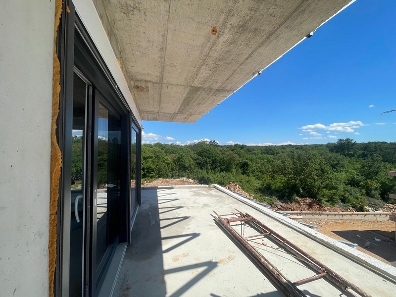 Stor terrass med utsikt över grönskan