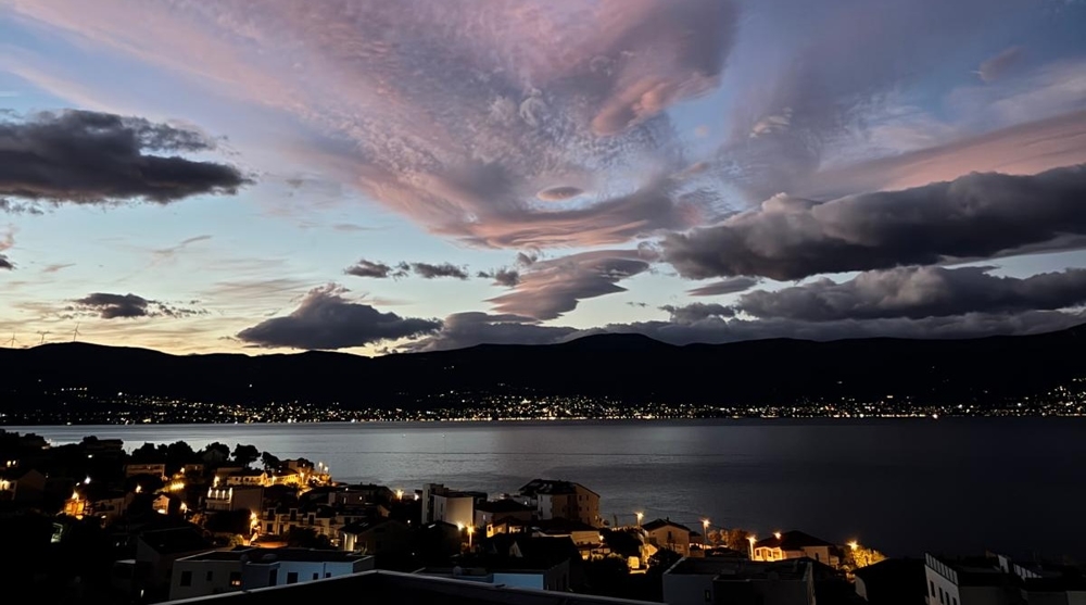 Utsikt över havet på kvällen - fastighet A3661 i Dalmatien.