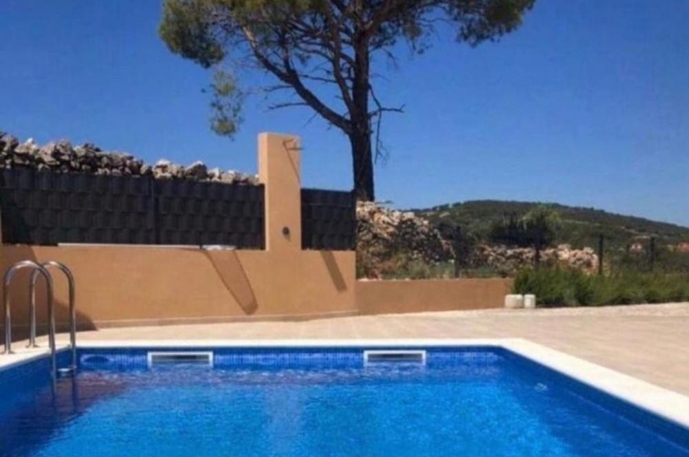 Gemensam pool med utsikt över landskapet