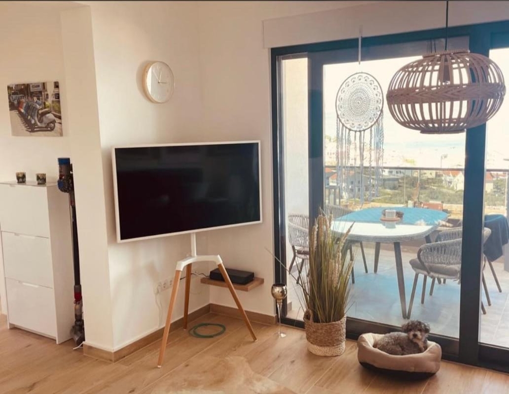 Vardagsrum med TV och tillgång till terrass