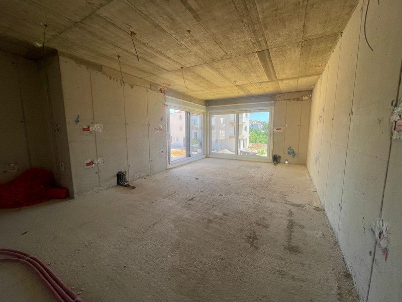 Invändig vy av skalet med stora fönsterytor