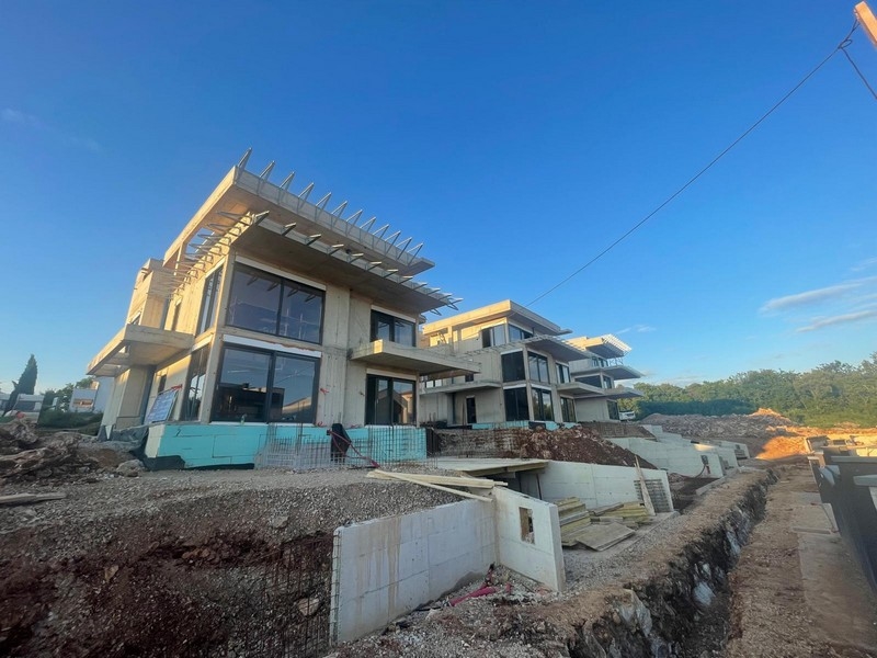 Exteriör vy av byggnaden i dess skal