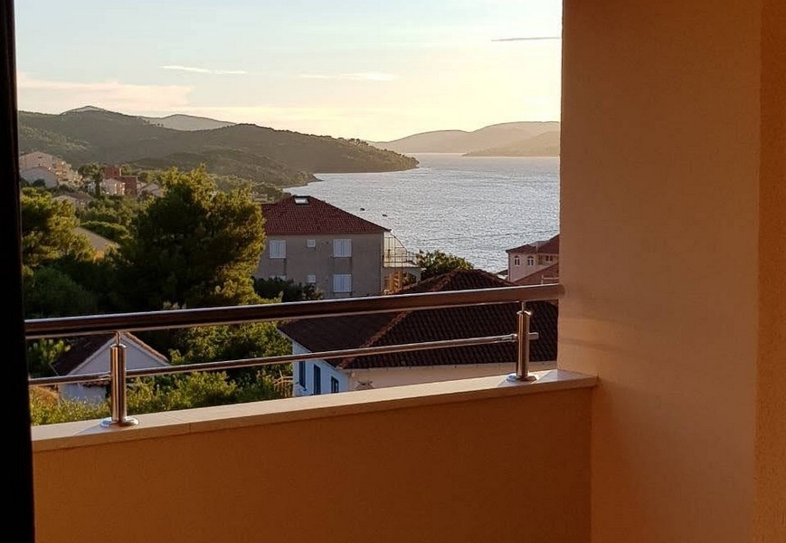 Havsutsikt från sidan av lägenhet A3665 på Ciovo i Kroatien.