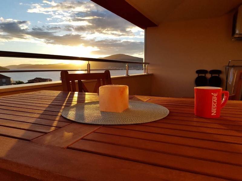 Utsikt över havet från terrassen A3665 på Ciovo i Kroatien.