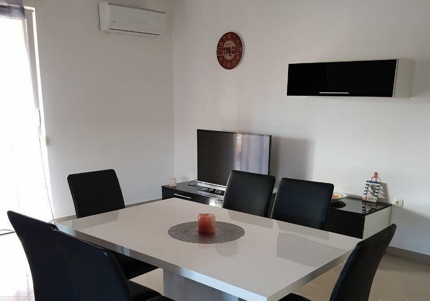 Modernt vardagsrum och matplats med TV