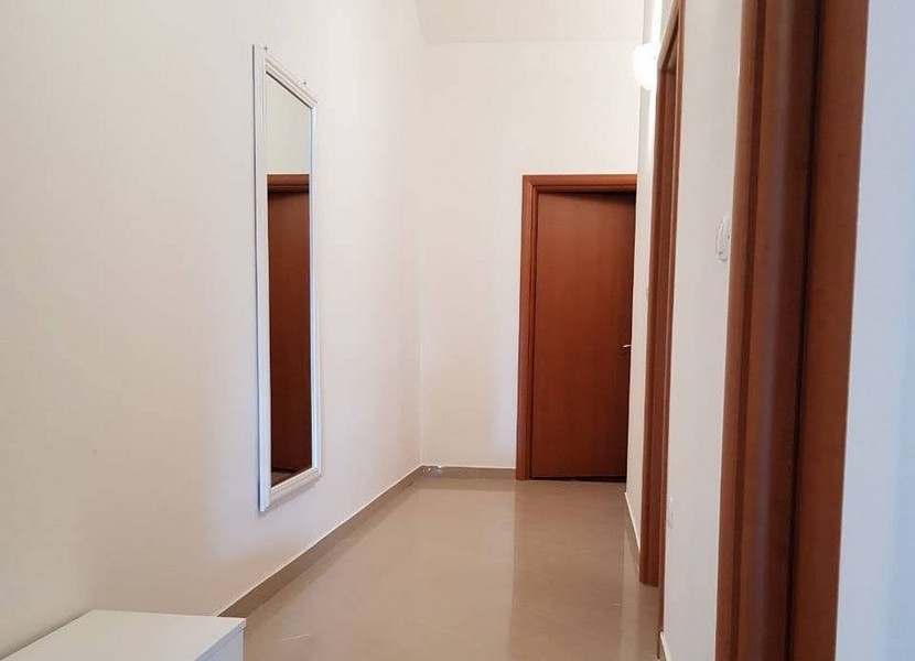 Ljus hall med spegel