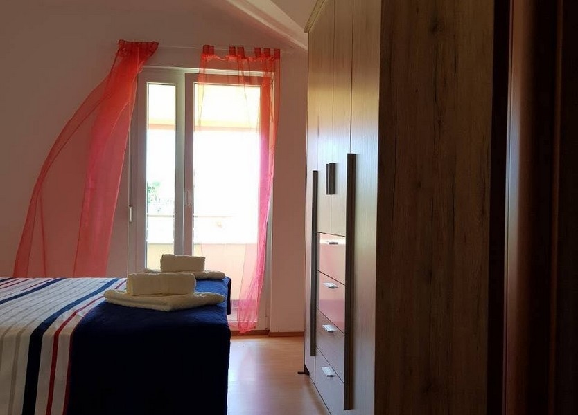 Sovrum med utgång till balkong