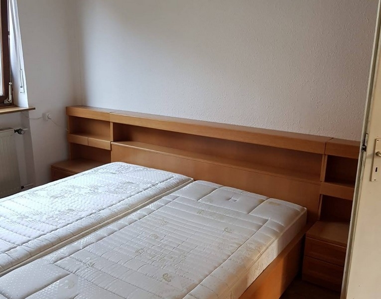 Dubbelsäng med träram och madrasser