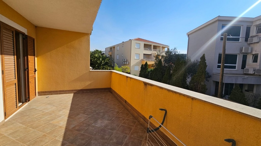 Rymlig terrass till lägenhet A3668 till salu i Okrug Gornji.