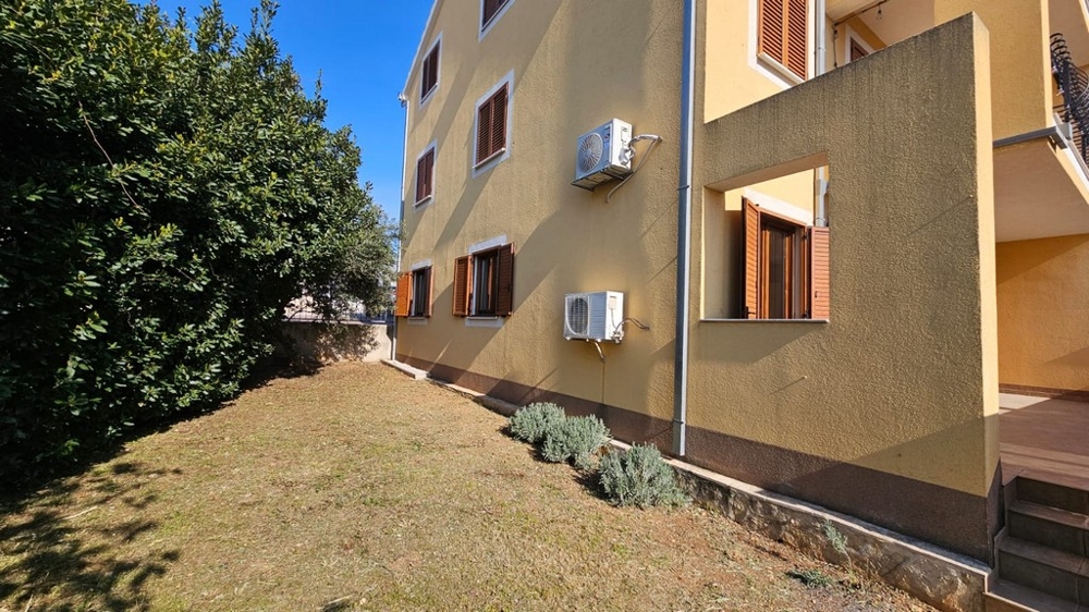 Trädgårdsutsikt med husfasad