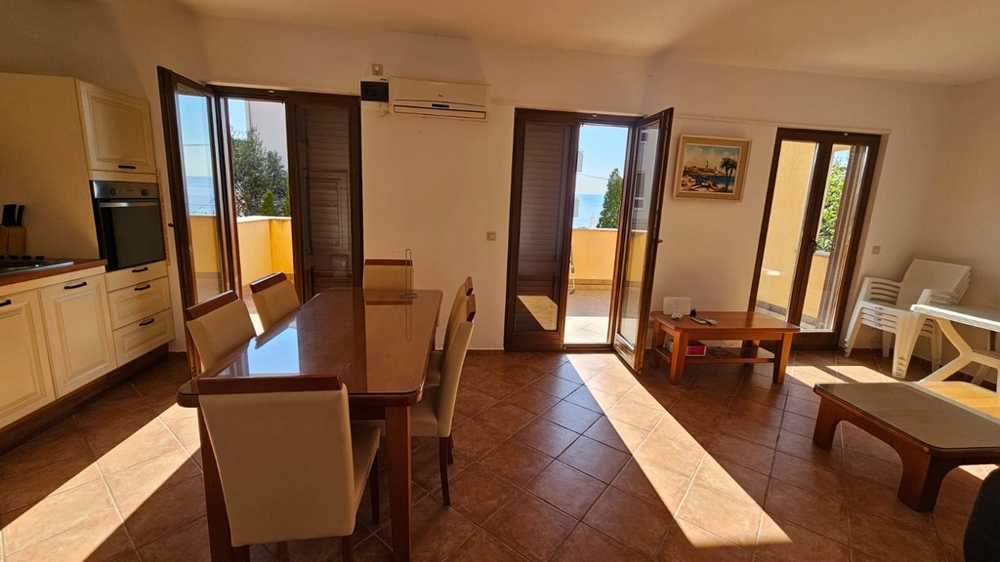 Vardagsrum med utgång till altan