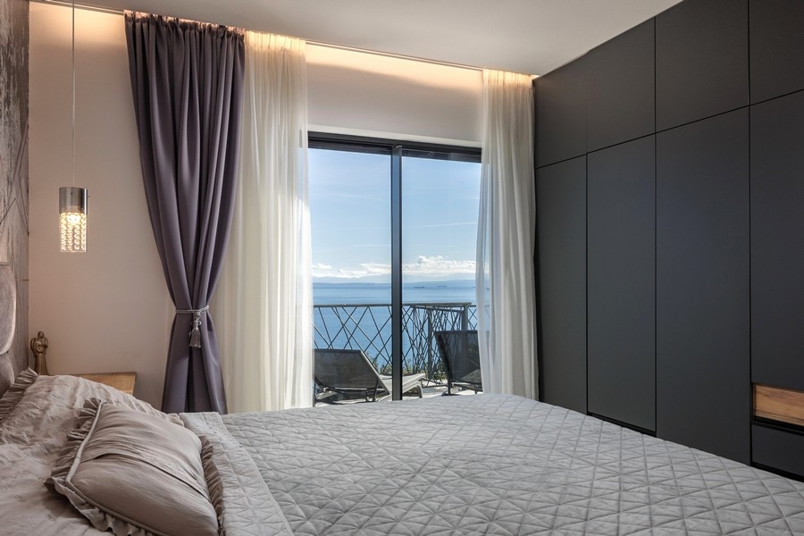 Sovrum med havsutsikt i fastighet A3669 i Kroatien - Panorama Scouting.