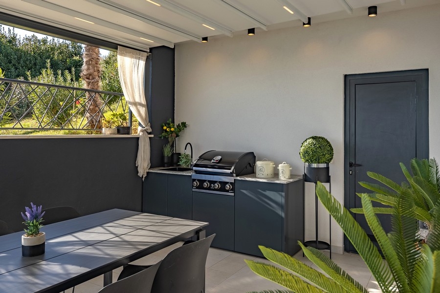 Sommarkök med grill på uteplatsen på fastighet A3669.