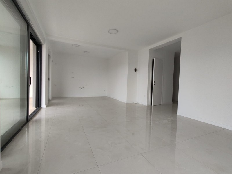 Ljust vardagsrum i fastighet A3671 i Kroatien.