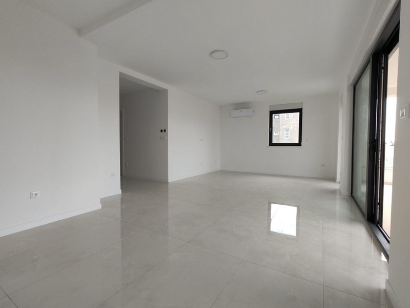 Ljust vardagsrum i lägenhet A3671 i Zadar, Kroatien.