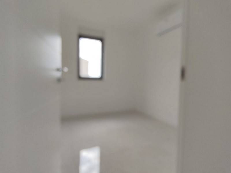 Luftkonditionerat sovrum i ny byggnad.