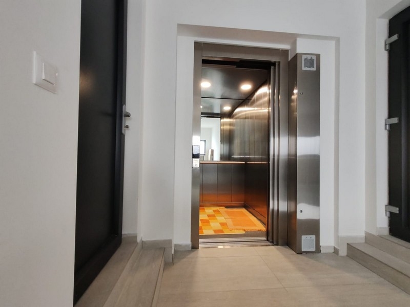 Hiss i byggnaden av fastighet A3671, Kroatien.