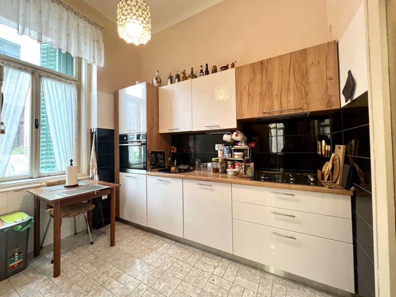 Kök och matplats i fastighet A3674 i Kroatien.