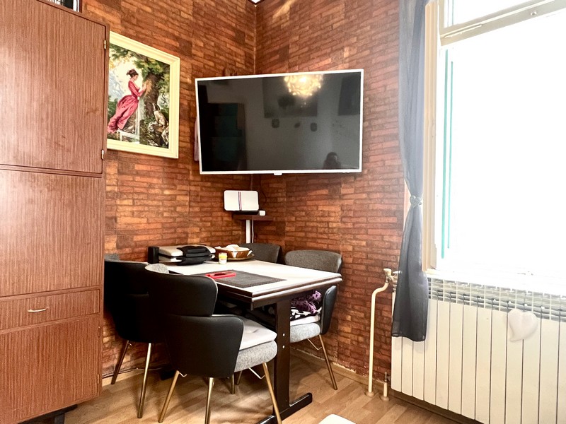 Matplats med TV och väggpanel