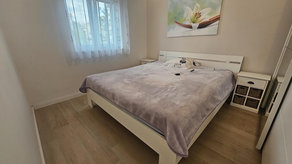 Sovrum med dubbelsäng och fönster