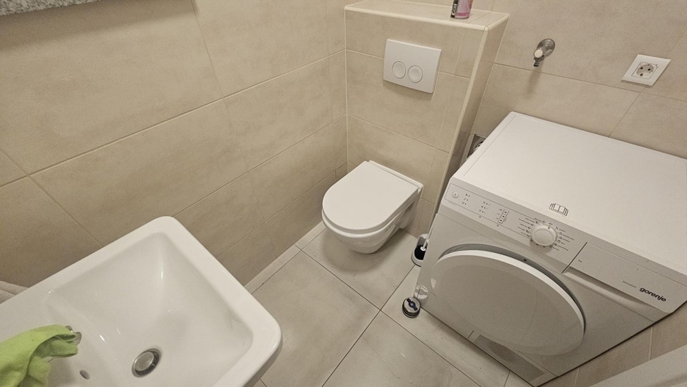 Gästtoalett med tvättmaskin