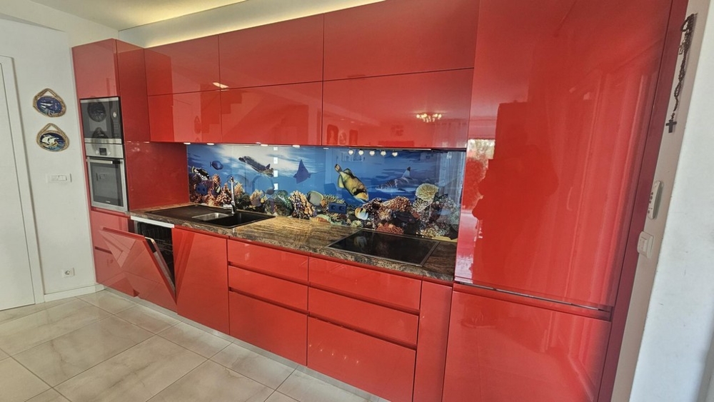 Modernt utrustat kök med havsmotiv