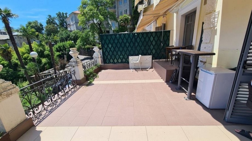 Terrass till lägenhet A3676, som är till salu i Opatija, Kroatien.