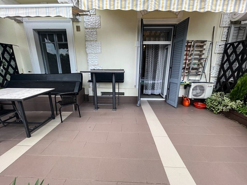 Utsikt över lägenheten från terrassen.