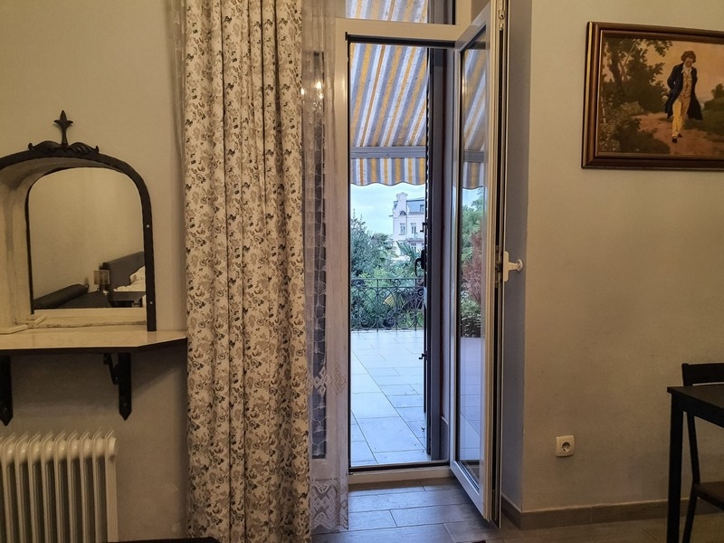 Utsikt från lägenheten till terrassen