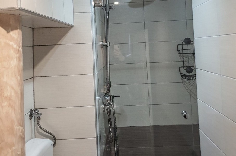 Modern glasdusch i badrummet