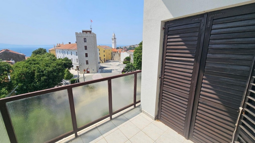 Utsikt över Novi Vinodolski och havet i bakgrunden från fastighet A3677.