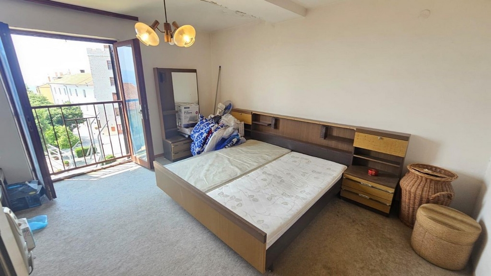 Sovrum med dubbelsäng och tillgång till balkong