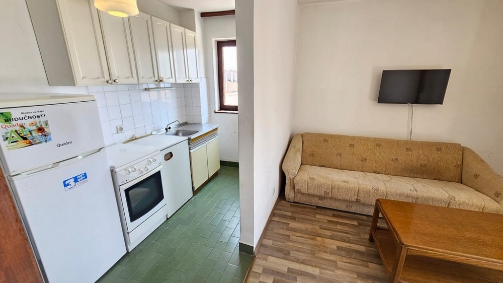 Litet kök med elektriska apparater