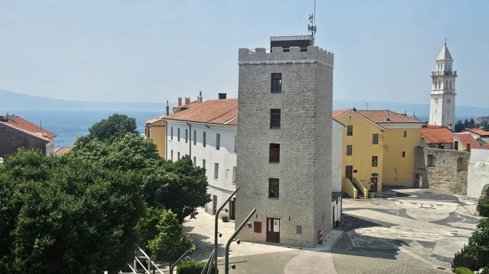 Historiskt stadstorn med havsutsikt
