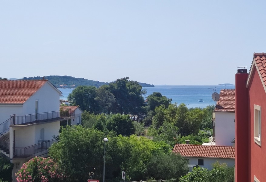 Utsikt över havet från övervåningen i bostadshuset.