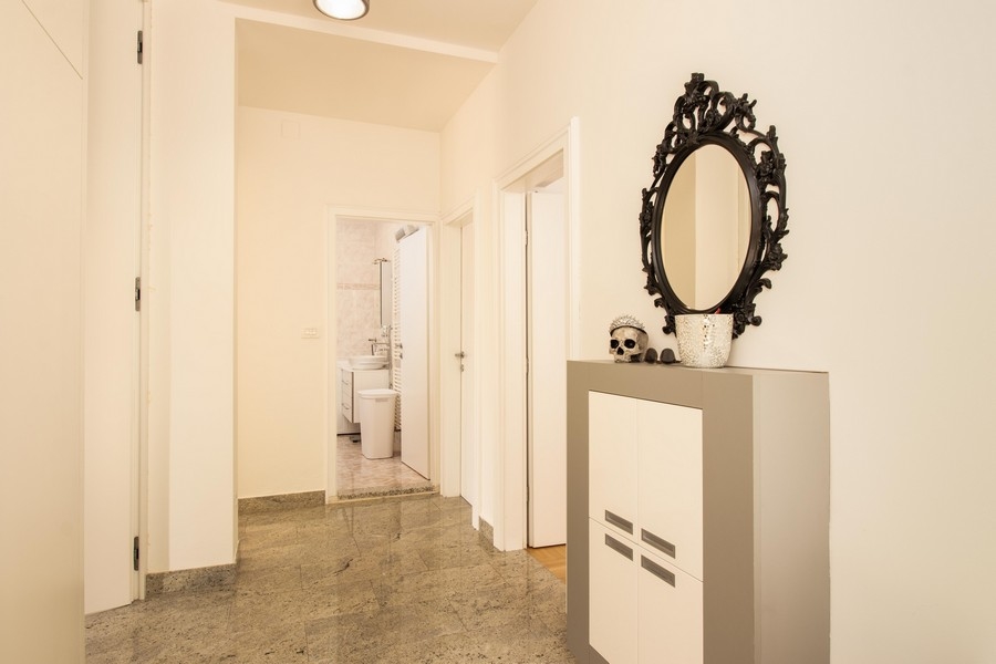 Hall med spegelbyrå och tillgång till badrummet