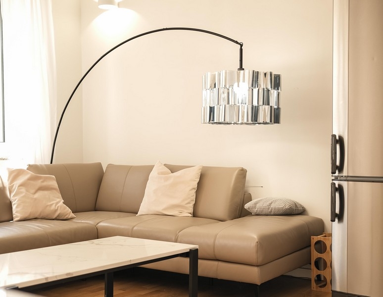 Ljust vardagsrum med designlampa och skinnsoffa