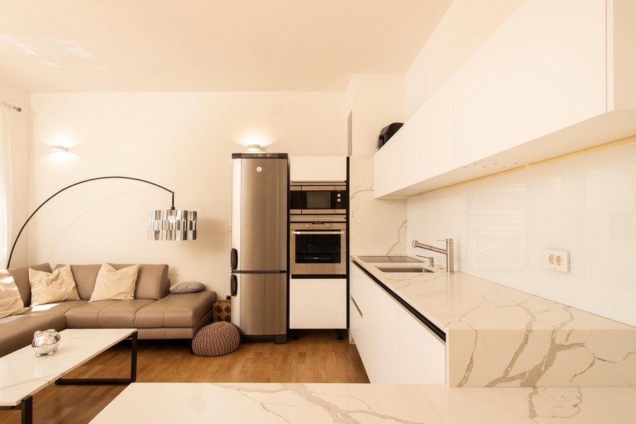 Modernt kök med bänkskiva i marmor och vitvaror