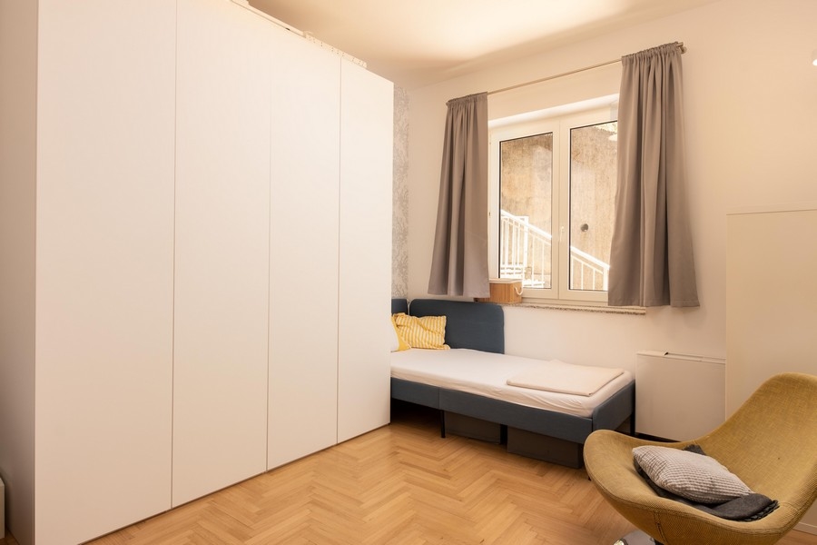 Sovrum med enkelsäng och stor garderob