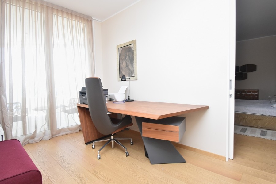 Arbetsrum med stort fönster och skrivbord