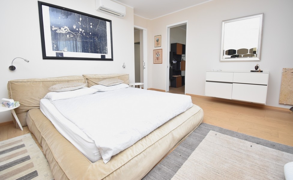 Master bedroom med tillgång till klädkammare
