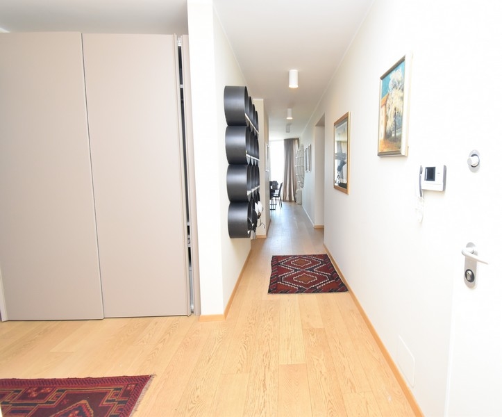 Hall med inbyggda garderober och modern design