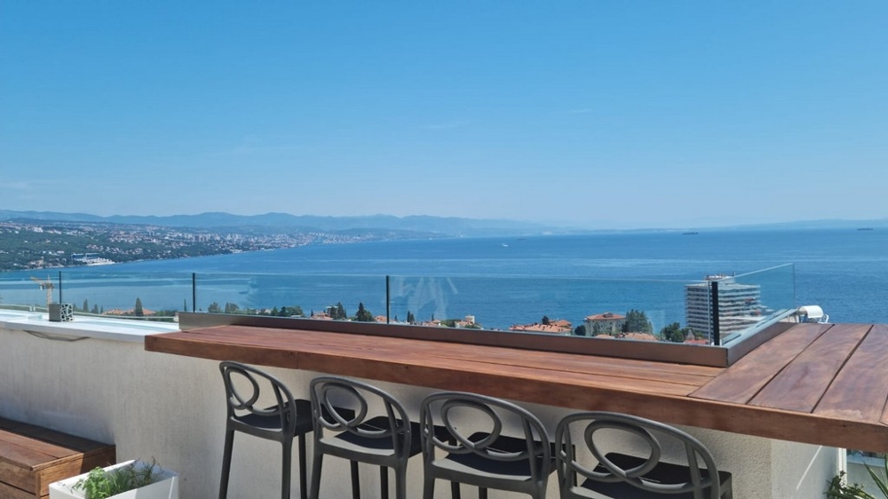 Panoramautsikt över havet och bar på fastighet A3681 i Opatija.